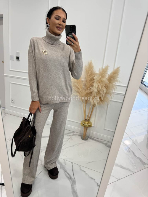 Piaskowy beż komplet sweterkowy golf z broszką +spodnie Ida 02 - photo #1