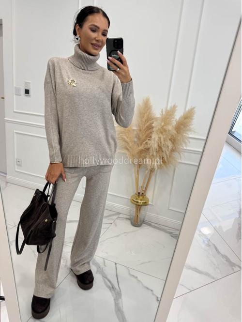 Piaskowy beż komplet sweterkowy golf z broszką +spodnie Ida 02 - photo #2