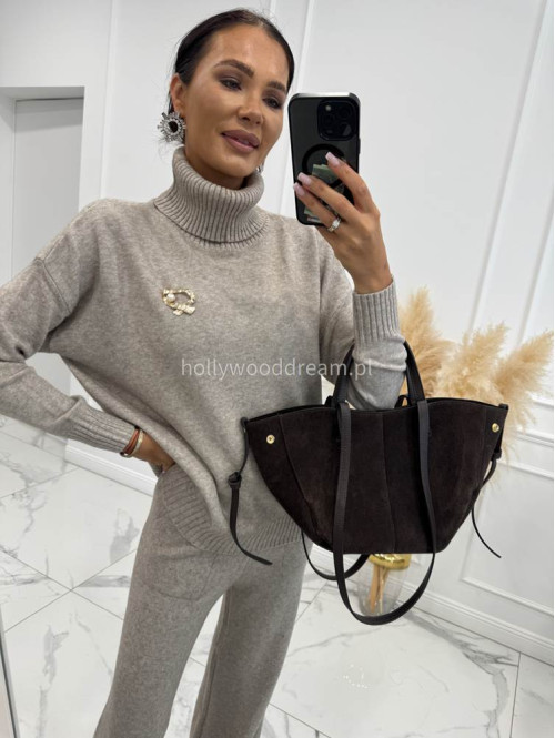 Piaskowy beż komplet sweterkowy golf z broszką +spodnie Ida 02 - photo #3