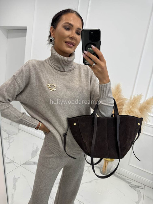 Piaskowy beż komplet sweterkowy golf z broszką +spodnie Ida 02 - photo #4