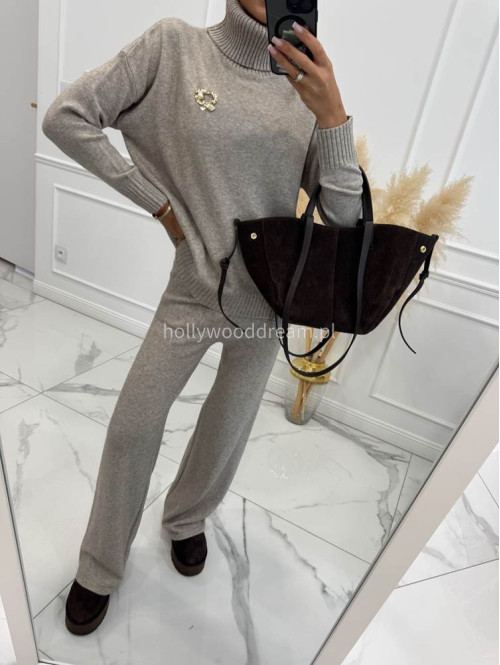 Piaskowy beż komplet sweterkowy golf z broszką +spodnie Ida 02 - photo #5