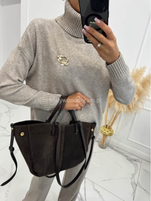 Piaskowy beż komplet sweterkowy golf z broszką +spodnie Ida 02 - photo #6