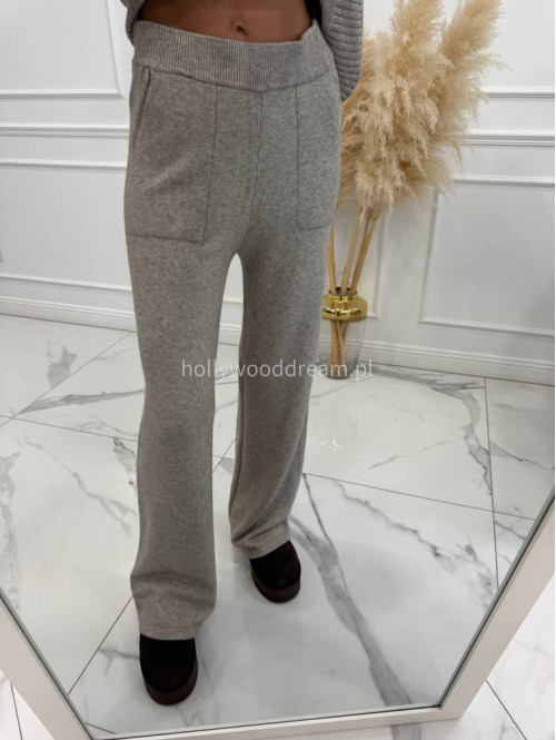 Piaskowy beż komplet sweterkowy golf z broszką +spodnie Ida 02 - photo #7