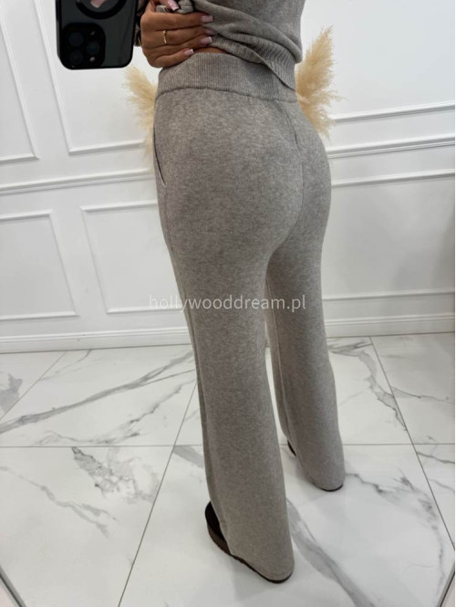 Piaskowy beż komplet sweterkowy golf z broszką +spodnie Ida 02 - photo #8