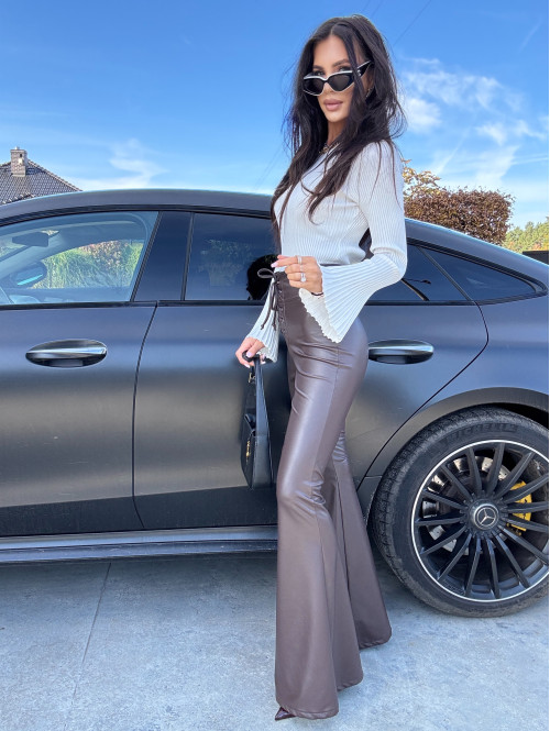 Brązowe spodnie dzwony z eko skóry z wiązaniem zapinane na zamek IGOR 173 - photo #42