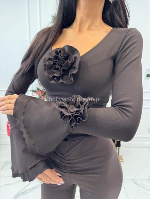 Czekoladowa bluzka prążkowana z rozszerzanymi rękawami i różami BELLA 196 - photo #2
