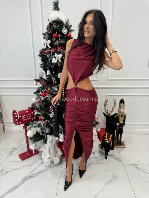 Bordowa sukienka z drapowaniem, wycięciami i biżuteryjnym zdobieniem Betty 26 - photo #1