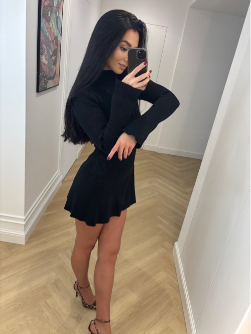Czarna sukienka sweterkowa z rozkloszowanym dołem JOASIA 09