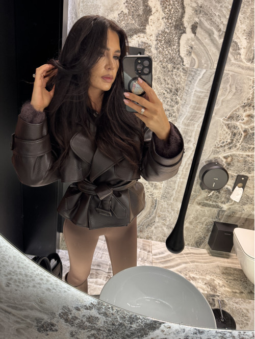 Brązowy trencz krótki z eko skóry z paskiem HALEY 25 - photo #0