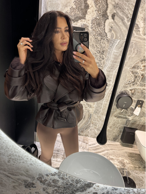 Brązowy trencz krótki z eko skóry z paskiem HALEY 25 - photo #1