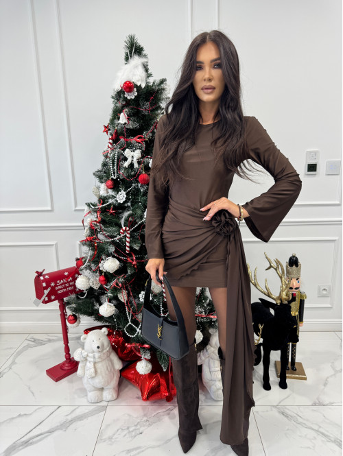 Czekoladowa sukienka mini na długi rękaw z różą i szarfą NAOMI 171