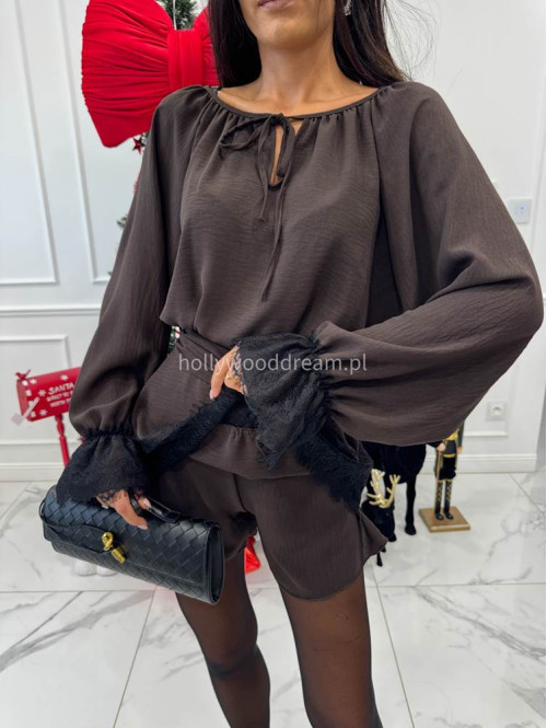 Brązowy sukienko - kombinezon z wiązaniem zdobiony koronką Roxane 17 - photo #5