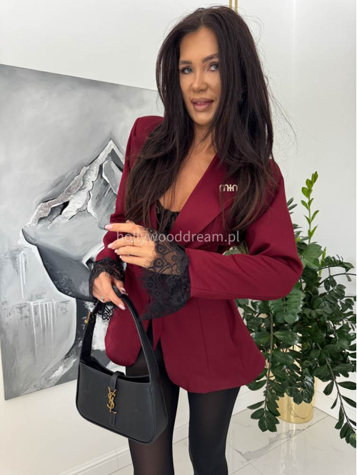 Bordowa marynarka z koronką przy rękawach z paskiem i broszką CARMEN 17 - photo #4