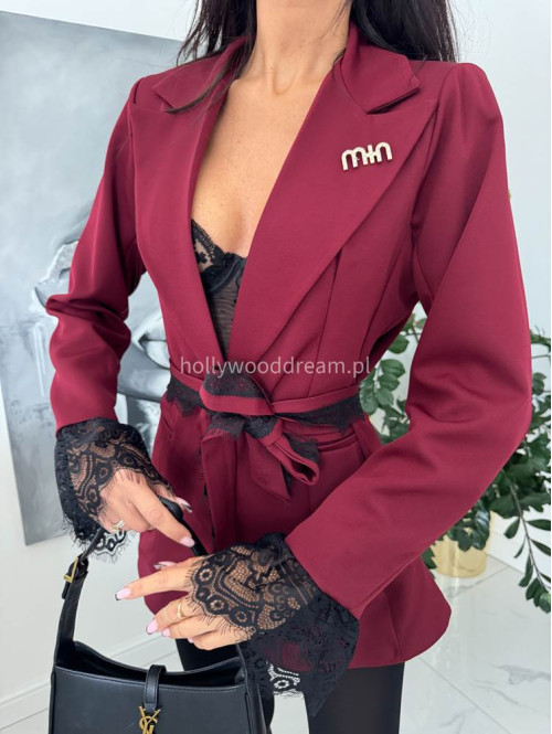 Bordowa marynarka z koronką przy rękawach z paskiem i broszką CARMEN 17 - photo #8