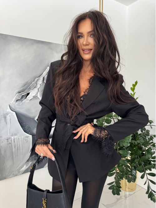 Czarna marynarko-sukienka z koronkowym wykończeniem i paskiem Belly 17