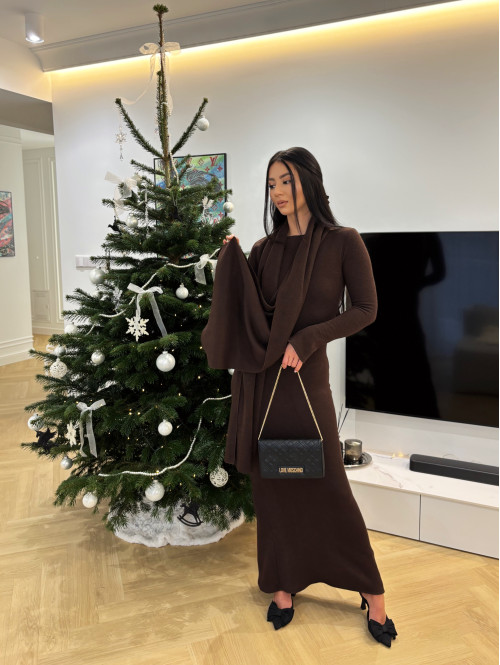 Brązowa sukienka maxi sweterkowa z długim rękawem i wyciętymi plecami + szal MIRABEL 161 - photo #1