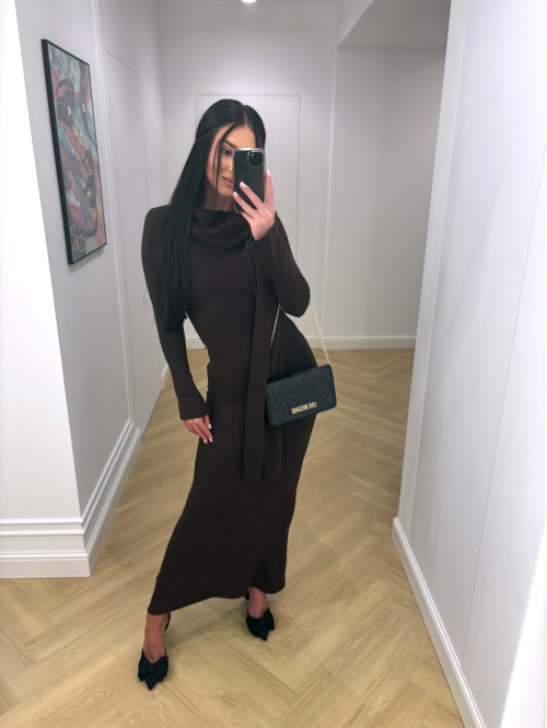 Brązowa sukienka maxi sweterkowa z długim rękawem i wyciętymi plecami + szal MIRABEL 161 - photo #21