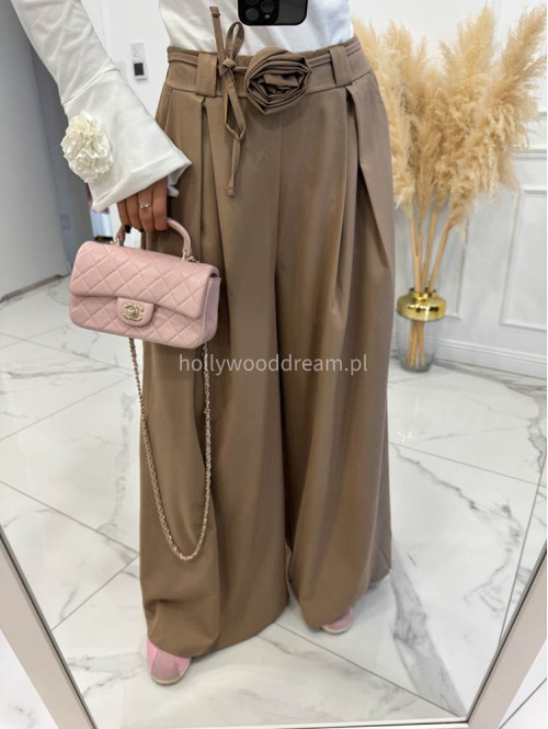 Cappuccino spodnie z szeroką nogawką i paskiem z różą Berenis 24