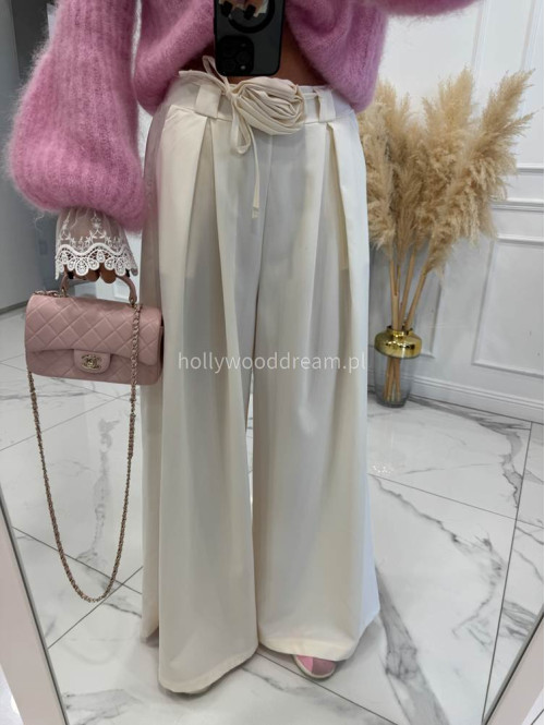 Ecru spodnie z szeroką nogawką i paskiem z różą Berenis 24 - photo #4