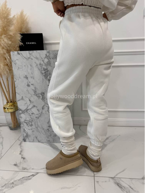 Kremowy komplet dresowy bluza + spodnie z naszywką korony Werisa 130 - photo #12