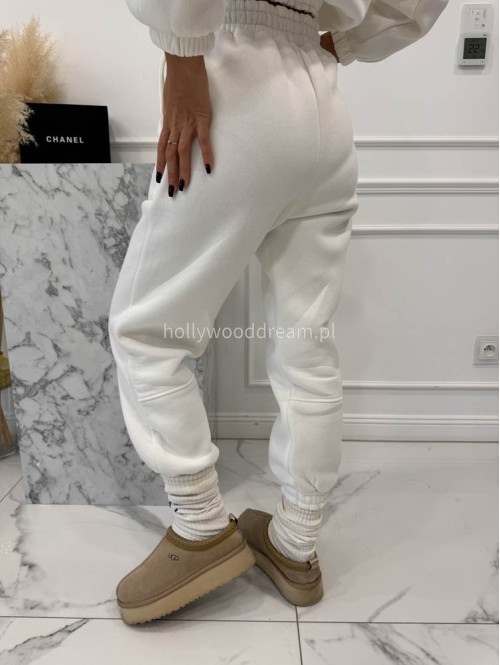 Kremowy komplet dresowy bluza + spodnie z naszywką korony Werisa 130 - photo #13