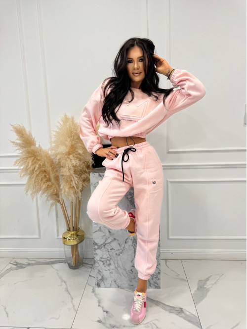 Jasny pudrowy róż komplet dresowy bluza + spodnie z naszywką korony Werisa 130