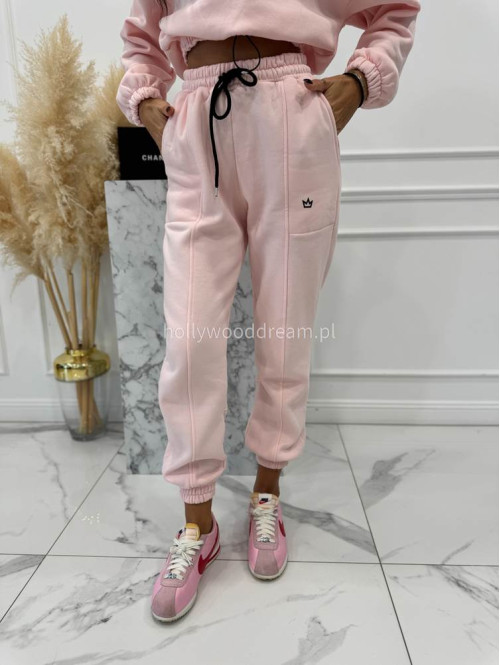 Jasny pudrowy róż komplet dresowy bluza + spodnie z naszywką korony Werisa 130 - photo #9