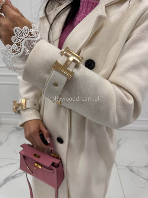 Kremowy płaszcz z paskiem i złotymi zdobieniami FREYA 24 - photo #10