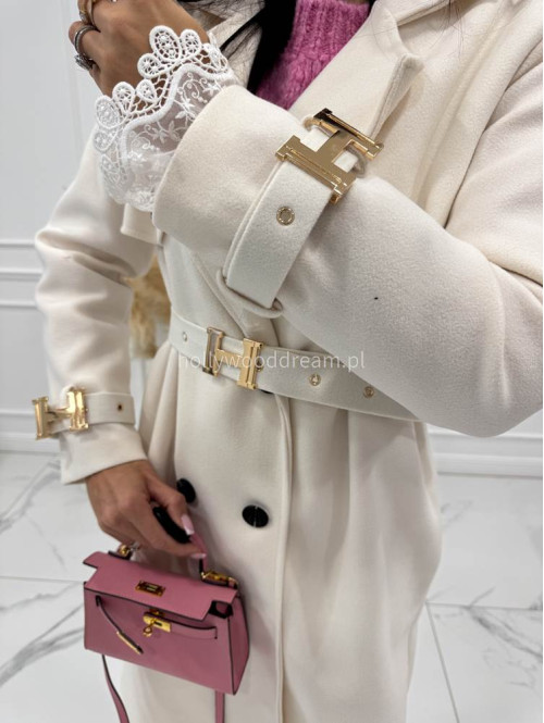 Kremowy płaszcz z paskiem i złotymi zdobieniami FREYA 24 - photo #11