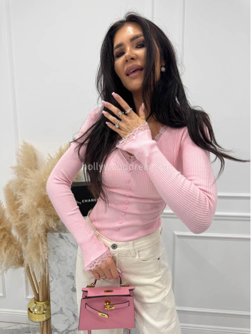 Różowa bluzka prążkowana wykończona koronką z ozdobnymi guzikami Nesti 09 - photo #14