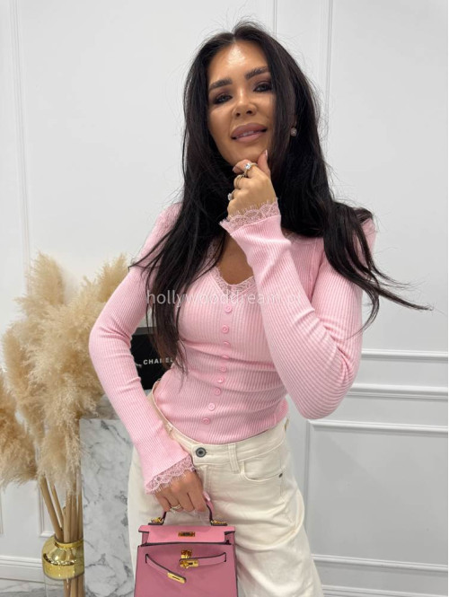 Różowa bluzka prążkowana wykończona koronką z ozdobnymi guzikami Nesti 09 - photo #15