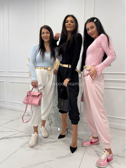 Różowa bluzka prążkowana wykończona koronką z ozdobnymi guzikami Nesti 09 - photo #16