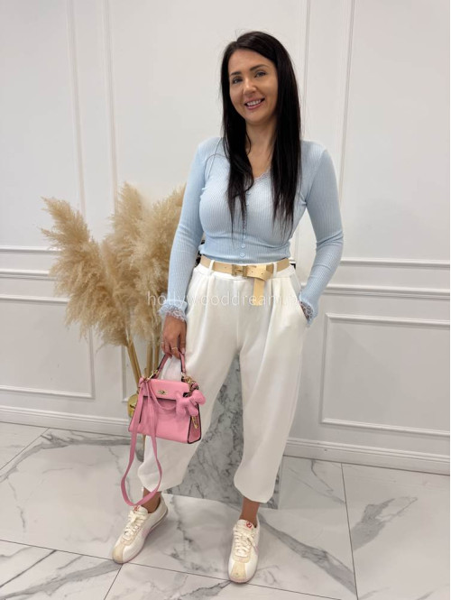 Błękitna bluzka prążkowana wykończona koronką z ozdobnymi guzikami Nesti 09 - photo #2