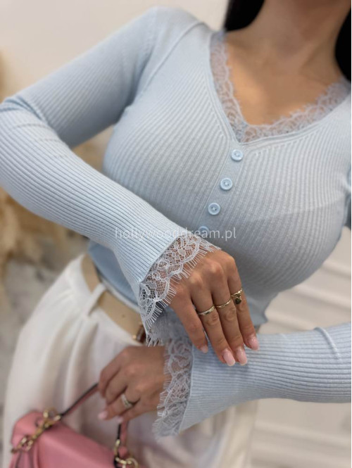 Błękitna bluzka prążkowana wykończona koronką z ozdobnymi guzikami Nesti 09 - photo #7