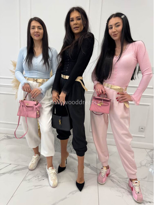 Błękitna bluzka prążkowana wykończona koronką z ozdobnymi guzikami Nesti 09 - photo #10