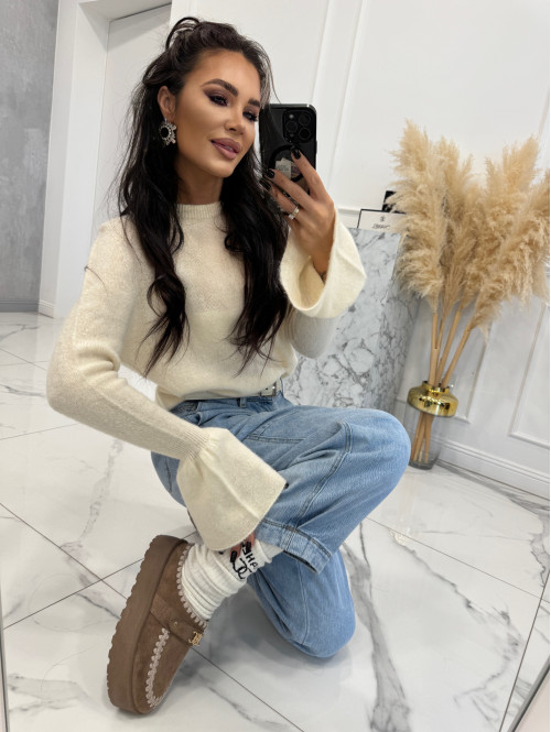 Kremowy sweter z baby alpaką i falbanką na rękawkach Lola 02