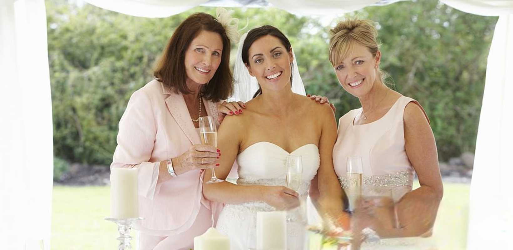 panna młoda, mama i teściowa w kreacjach weselnych podczas przyjęcia ślubnego